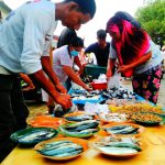 Pedagang ikan di Pasar Batang Kuis melayani pembeli, Sabtu (26/12/2020). Harga ikan merangkak naik jelang akhir tahun.(yudi manar/kaldera)