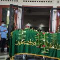 Dekan FIS UINSU Dr Maraimbang Daulay menyampaikan kata takziah di rumah duka HM Idun Siregar, Senin (27/12/2020).