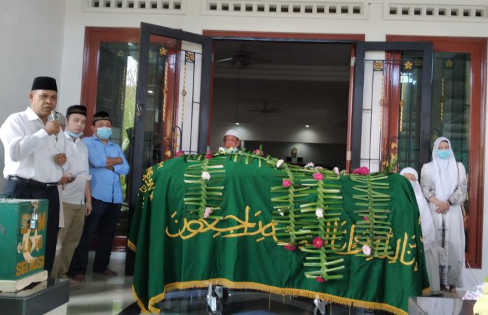 Dekan FIS UINSU Dr Maraimbang Daulay menyampaikan kata takziah di rumah duka HM Idun Siregar, Senin (27/12/2020).