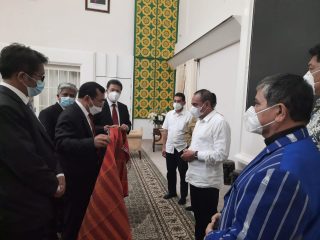 Ephorus HKBP periode 2020-2024, Pdt Dr Robinson Butarbutar ulosi Gubernur Sumut, Edy Rahmayadi di Rumah Dinas Gubernur Sumut, Jalan Jenderal Sudirman Medan, Senin (28/12).