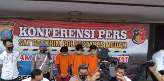 Kapolrestabes Medan Kombes Pol Riko Sunarko memaparkan 3 tersangka yang mengeroyok Zulham, Senin (28/12/2020).