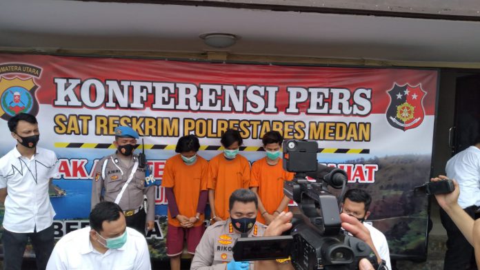 Kapolrestabes Medan Kombes Pol Riko Sunarko memaparkan 3 tersangka yang mengeroyok Zulham, Senin (28/12/2020).
