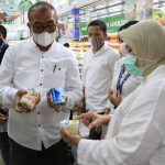 Satgas Ketahanan Pangan Medan memeriksa barang yang dijual di swalayan Suzuya, Rabu (30/12/2020).