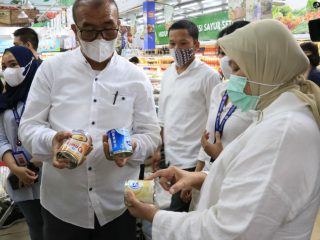 Barang Kemasan Rusak di Swalayan Disita Satgas