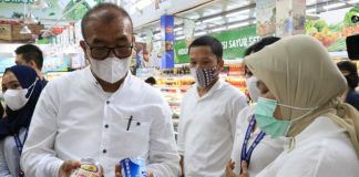 Satgas Ketahanan Pangan Medan memeriksa barang yang dijual di swalayan Suzuya, Rabu (30/12/2020).