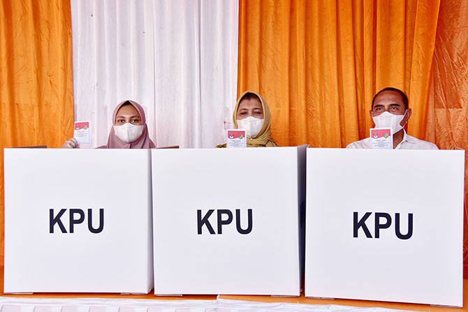 Gubernur Sumut Edy Rahmayadi didampingi Ketua TP PKK Sumut Nawal Edy Rahmayadi dan keluarga menggunakan hak pilihnya dalam Pemilihan Kepala  Daerah (Pilkada) Kota Medan, di  Tempat Pemungutan Suara (TPS) 23 di Jalan Karya Bakti Johor Medan, Rabu (9/12/2020). (Foto: Humas Sumut)