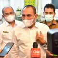 Alwi Mujahit (kanan belakang) saat mendampingi Gubsu sebagai Kadis Kesehatan 5 Januari 2021. Pada Mei 2021, ia digeser ke Dinas Perempuan/KB. Pada 5 Januari 2022, Alwi kembali ke jabatan lamanya itu.