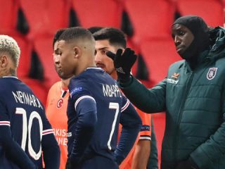 Asisten pelatih Istanbul (kanan) menjadin korban rasisme dari wasit. Laga PSG vs Istanbul pun ditunda.(int)