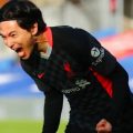 Ekspresi Takumi Minamino usai mencetak gol ke gawang Crystal Palace.(skysport)
