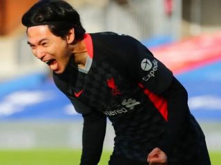 Ekspresi Takumi Minamino usai mencetak gol ke gawang Crystal Palace.(skysport)