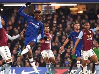 Tammy Abraham mencetak gol kedua Chelsea versus Aston Villa, dinihari tadi. Chelsea kini berada di posisi 5 klasemen menggeser Tottenham Hotspur.(bola.net)
