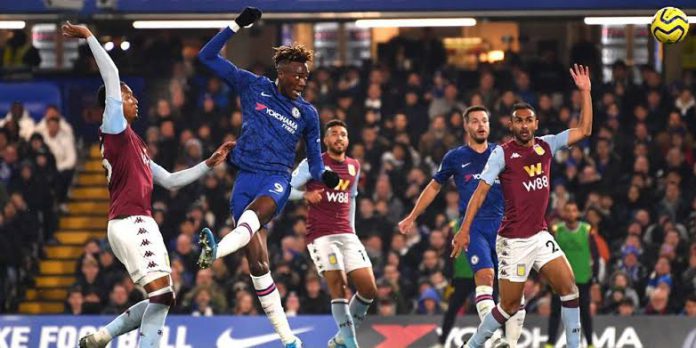Tammy Abraham mencetak gol kedua Chelsea versus Aston Villa, dinihari tadi. Chelsea kini berada di posisi 5 klasemen menggeser Tottenham Hotspur.(bola.net)