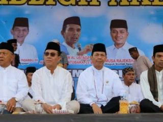 Panusunan Pasaribu (paling kiri) diabadikan bersama dua adiknya dan Ustadz Abdul Somad (kanan), beberapa waktu lalu.