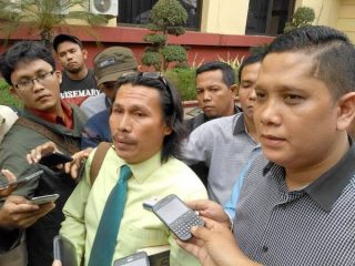Julheri Sinaga (kemeja hijau).(ist)