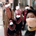 AH dan anak-anaknya berpose bersama Nasriati dari KKSP, saat tiba di Bandara Internasional Kualanamu, 31 Desember 2020. Kini AH sudah kembali pada keluarganya di Medan setelah diculik dan dijual ke Malaysia pada 2001.(ist/kaldera)