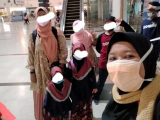 AH dan anak-anaknya berpose bersama Nasriati dari KKSP, saat tiba di Bandara Internasional Kualanamu, 31 Desember 2020. Kini AH sudah kembali pada keluarganya di Medan setelah diculik dan dijual ke Malaysia pada 2001.(ist/kaldera)