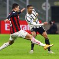 Cristiano Ronaldo dibayangi pemain AC Milan dalam laga di San Siro, dinihari tadi. Juventus menang 1-3 atas Milan.(Photo by Marco Luzzani/Getty Images)
