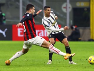 Cristiano Ronaldo dibayangi pemain AC Milan dalam laga di San Siro, dinihari tadi. Juventus menang 1-3 atas Milan.(Photo by Marco Luzzani/Getty Images)