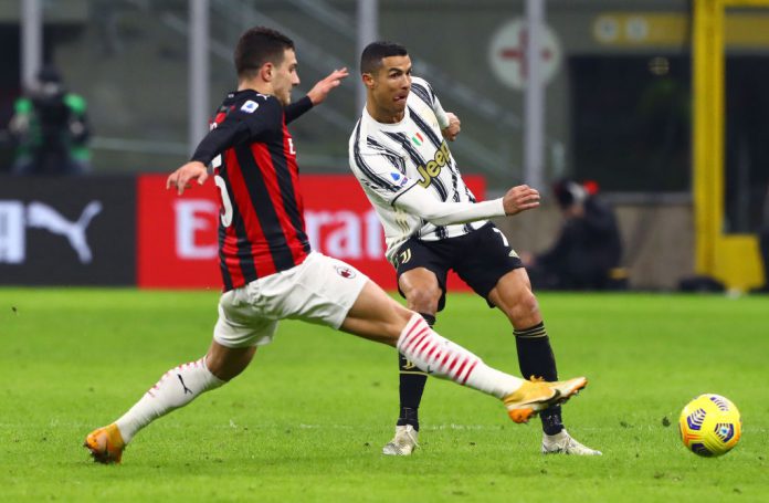 Cristiano Ronaldo dibayangi pemain AC Milan dalam laga di San Siro, dinihari tadi. Juventus menang 1-3 atas Milan.(Photo by Marco Luzzani/Getty Images)