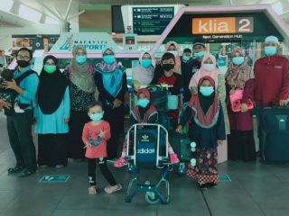 AH dan lima anaknya diantar Helwa ABIM Perak hingga ke KLIA pada 31 Desember 2020. Banyak pihak membantu urusan AH untuk pulang ke Medan, termasuk dari KBRI Kuala Lumpur dan Dinas Imigrasi Malaysia.(ist/kaldera)
