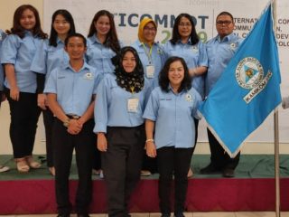 Syamsul Adha (kiri bawah) diabadikan bersama pengurus IKAMIKOM Fisip USU, beberapa waktu lalu. Syamsul yang lolos seleksi Dirut BPODT didukung penuh rekan almamaternya.(ist)