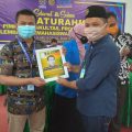 Wakil Dekan III Fisip UMSU, Abrar Adhani (kanan) menyerahkan piagam pada mahasiswa berprestasi.(ist)