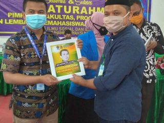 Wakil Dekan III Fisip UMSU, Abrar Adhani (kanan) menyerahkan piagam pada mahasiswa berprestasi.(ist)