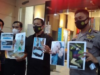 Dirreskrimum Poldasu Kombes Pol Tatan D Atmaja dan Kabid Humas Kombes Pol Hadi Wahyudi menjelaskan kepada wartawan di Mapoldasu, Minggu (10/1/2021). (mustivan/kaldera)