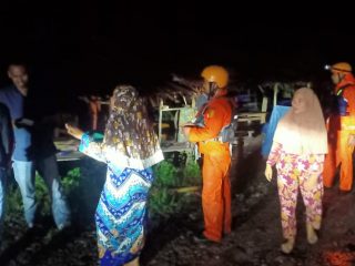 Tim SAR Medan sudah mengamankan 11 warga Batangkuis yang terjebak di tengah Sungai Kotarih karena dihantam air bah saat mandi-mandi, Selasa dinihari tadi.(ist)