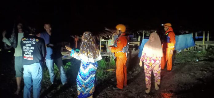 Tim SAR Medan sudah mengamankan 11 warga Batangkuis yang terjebak di tengah Sungai Kotarih karena dihantam air bah saat mandi-mandi, Selasa dinihari tadi.(ist)