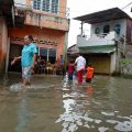 Terlihat beberapa warga dan anak anak di Gang Merdeka, Kelurahan Sei Mati jalan Katamso, Medan Maimun. menikmati genangan air akibat hujan deras tadi malam.(yudi manar/kaldera)