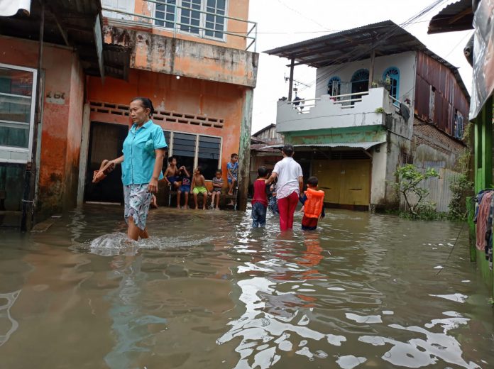 Terlihat beberapa warga dan anak anak di Gang Merdeka, Kelurahan Sei Mati jalan Katamso, Medan Maimun. menikmati genangan air akibat hujan deras tadi malam.(yudi manar/kaldera)