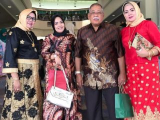 Haji Razali Doyong (dua dari kanan) semasa hidup.(ist)