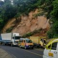 Satu Unit Truk Tertimpa Material Longsor pada Selasa Malam Pukul 21.45 WIB Di Jalur Medan-Berastagi