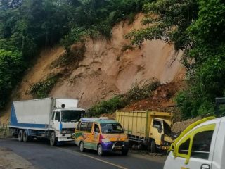 Satu Unit Truk Tertimpa Material Longsor pada Selasa Malam Pukul 21.45 WIB Di Jalur Medan-Berastagi