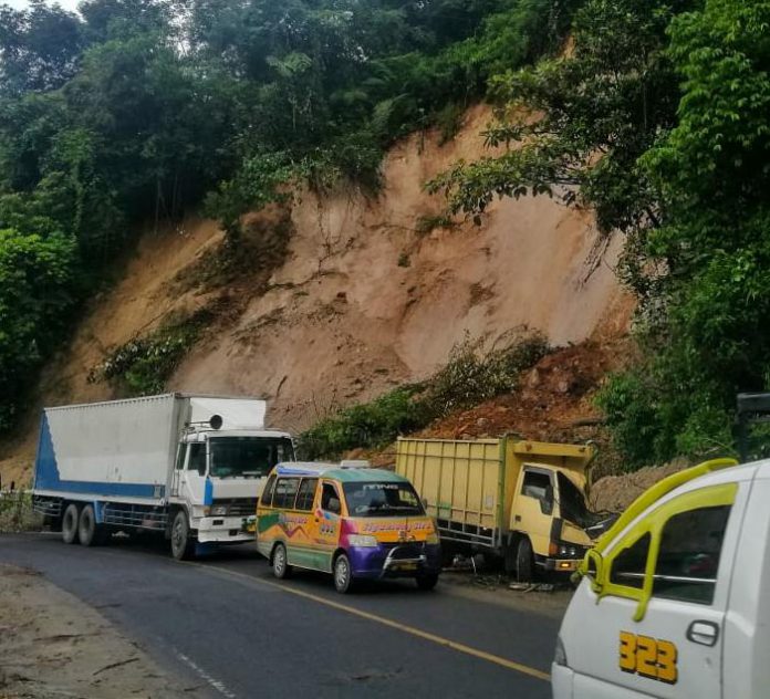 Satu Unit Truk Tertimpa Material Longsor pada Selasa Malam Pukul 21.45 WIB Di Jalur Medan-Berastagi