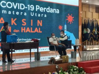 Gubsu Edy Rahmayadi saat disuntik vaksin di Pendopo Rumdis Gubernur, Kamis (14/1/2021).(finta/kaldera)