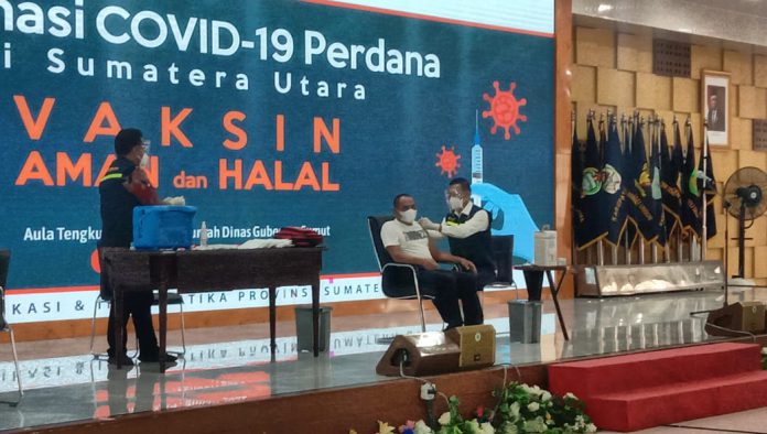 Gubsu Edy Rahmayadi saat disuntik vaksin di Pendopo Rumdis Gubernur, Kamis (14/1/2021).(finta/kaldera)