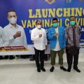 Gubsu Edy dan Wakil Ketua KNPI Sumut dr Dedy berfoto bersama usai vaksinasi di Rumdis Gubernur, Kamis (14/1/2021).