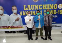 Gubsu Edy dan Wakil Ketua KNPI Sumut dr Dedy berfoto bersama usai vaksinasi di Rumdis Gubernur, Kamis (14/1/2021).