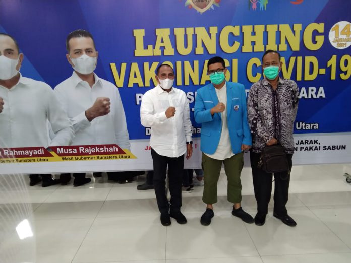 Gubsu Edy dan Wakil Ketua KNPI Sumut dr Dedy berfoto bersama usai vaksinasi di Rumdis Gubernur, Kamis (14/1/2021).