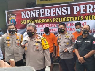 Kapolda Sumut Irjen Pol Martuani Sormin didampingi Kapolrestabes Medan Kombes Pol Riko Sunarko saat konfrensi pers di Rumah Sakit Bhayangkara Medan, Kamis (14/1/2021)
