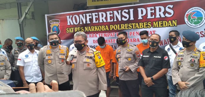 Kapolda Sumut Irjen Pol Martuani Sormin didampingi Kapolrestabes Medan Kombes Pol Riko Sunarko saat konfrensi pers di Rumah Sakit Bhayangkara Medan, Kamis (14/1/2021)