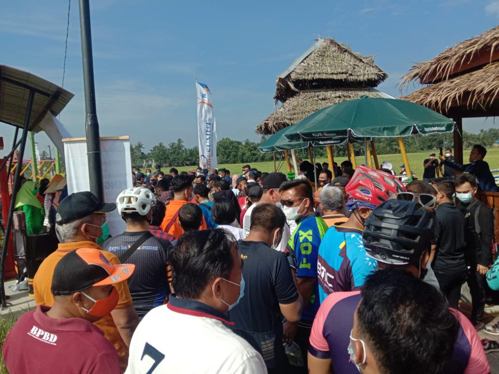 Suasana kerumunan dalam kegiatan Gubsu di Wisata Sawah Paloh Naga, Sabtu (16/1/2021).(ist)