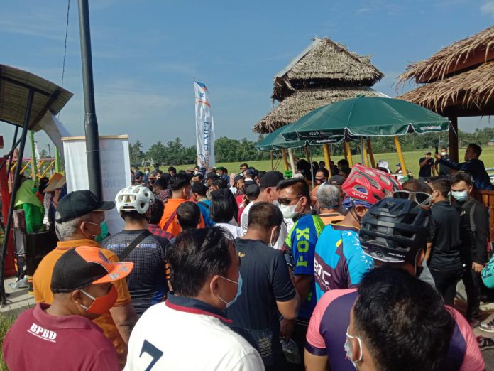 Suasana kerumunan dalam kegiatan Gubsu di Wisata Sawah Paloh Naga, Sabtu (16/1/2021).(ist)