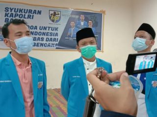 Ketua DPD KNPI Sumut Samsir Pohan (tengah) dan Ketua Harian Ahmad Khairuddin memberikan keterangan pada wartawan, Jumat (22/1/2021).