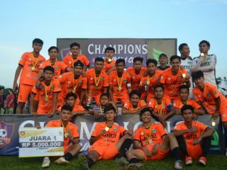 skuad FC Saba Bangunan berfoto bersama usai meraih kemenangan