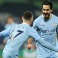 Gelandang serang Manchester City, Ilkay Gundogan, merayakan golnya bersama Phil Foden. City menang 0-5 dan duduk di peringkat 1 klasemen.(indosport/kaldera)