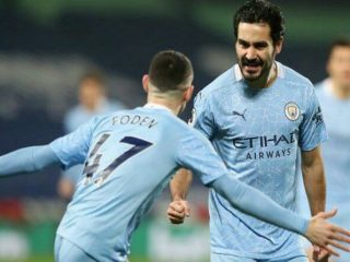 Gelandang serang Manchester City, Ilkay Gundogan, merayakan golnya bersama Phil Foden. City menang 0-5 dan duduk di peringkat 1 klasemen.(indosport/kaldera)