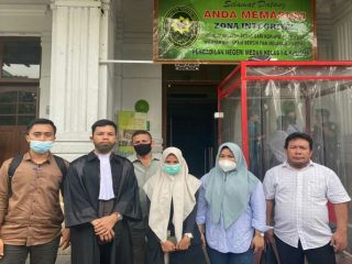 Hakim Pengadilan Negeri (PN) Medan memvonis bebas dua Asisten Apoteker Sukma Rizkiyanti Hasibuan dan Oktarina Sari terkait dugaan kesalahan pemberian obat.